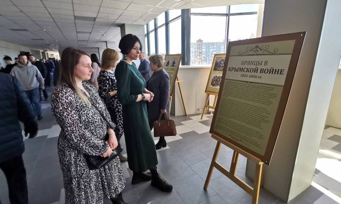 В Брянске устроили выставку в честь воссоединения Крыма с Россией
