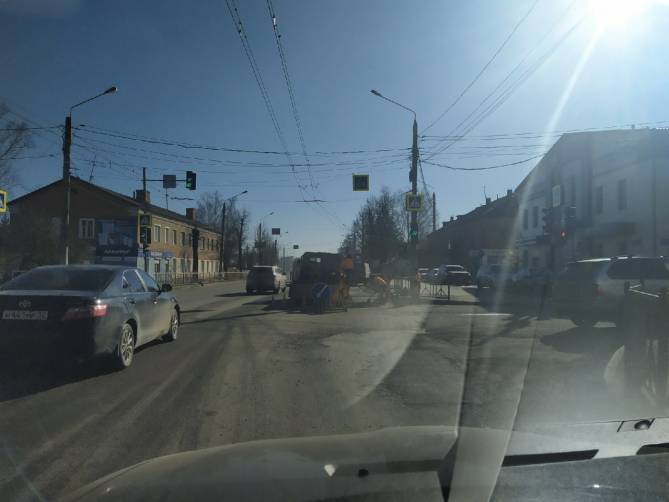 На проспекте Станке Димитрова в Брянске дорожники устроили большую пробку