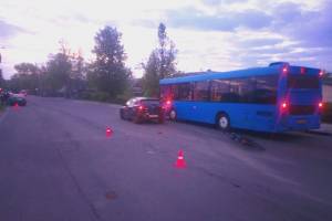 В Брянске в массовом ДТП с синим автобусом пострадала 46-летняя велосипедистка