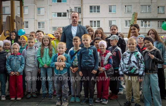 Вице-мэр Брянска Сергей Антошин принял участие в открытии детской площадки в Бежице