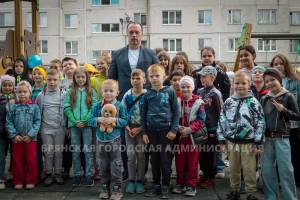 Вице-мэр Брянска Сергей Антошин принял участие в открытии детской площадки в Бежице