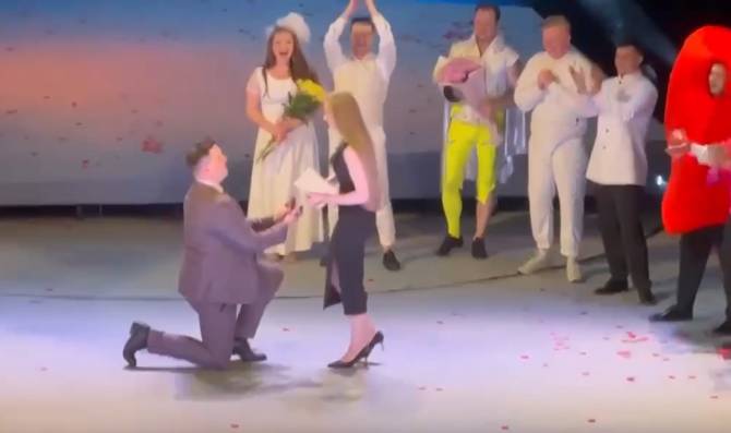 На сцене брянского драмтеатра сделали предложение руки и сердца
