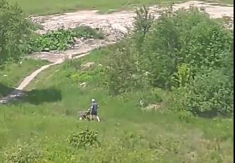 На окраине Брянска сняли на видео устроителя мусорной свалки