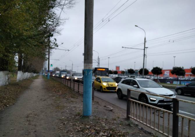 В Брянске дорога к ТРЦ «Аэропарк» встала в огромной пробке