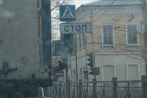 В Брянске на Урицкого дорожный знак перекрыл светофор 