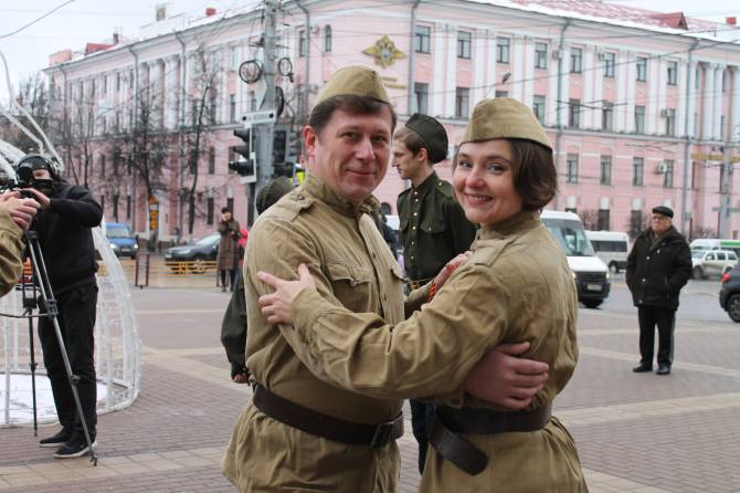 В Брянске станцевали вальс в честь Победы в Сталинградской битве