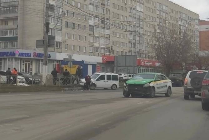 В Брянске в ДТП с легковушкой и такси пострадала 31-летняя женщина