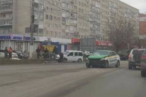 В Брянске в ДТП с легковушкой и такси пострадала 31-летняя женщина