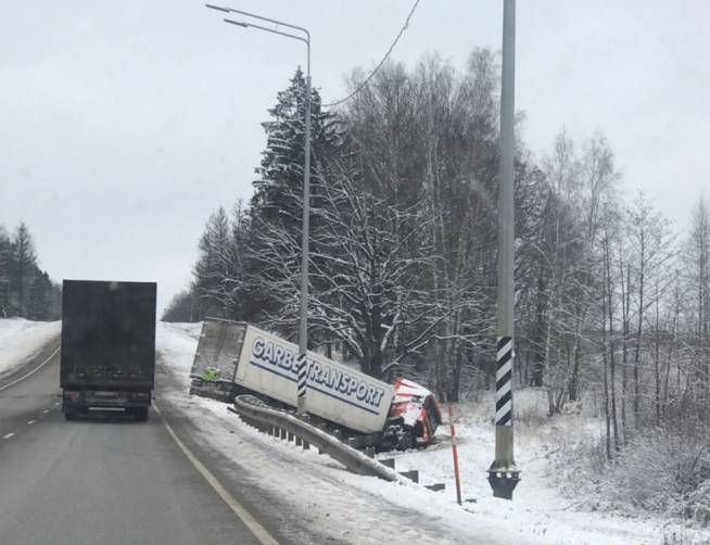 На брянской трассе под Жуковкой слетела с дороги фура