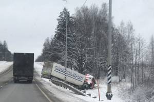 На брянской трассе под Жуковкой слетела с дороги фура