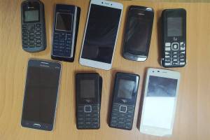 В Брянске парень попытался перебросить зэкам 9 мобильников
