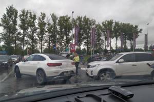 В Брянске на парковке ТРЦ «Аэропарк» люксовый Mercedes попал в ДТП