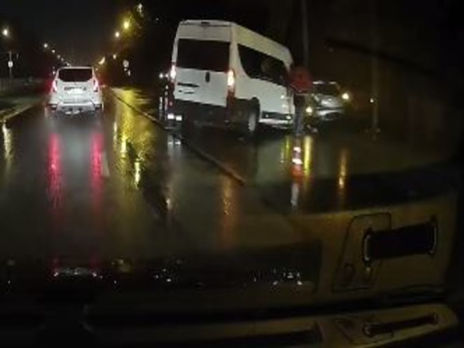 В Брянске ДТП у Телецентра с маршруткой и легковушкой сняли на видео