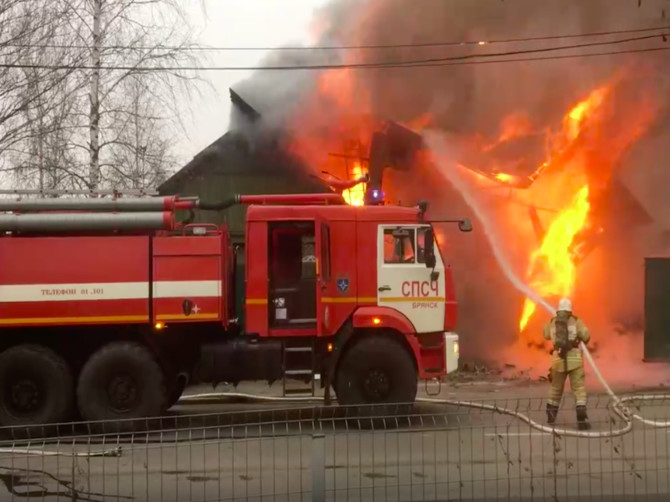 В Брянске сняли на видео горящий дом на улице 2-я Мичурина