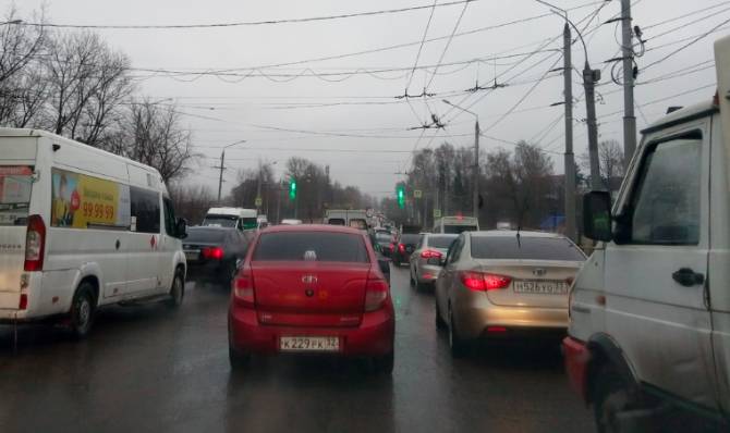 Брянск встал в огромной пробке на Городищенской горке