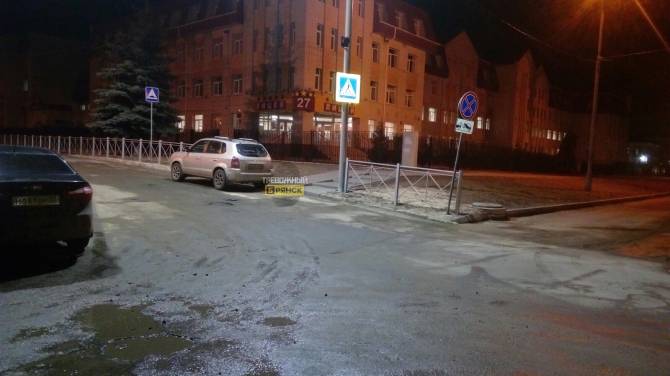 В Брянске водитель оставил машину на «зебре» возле лицея №27