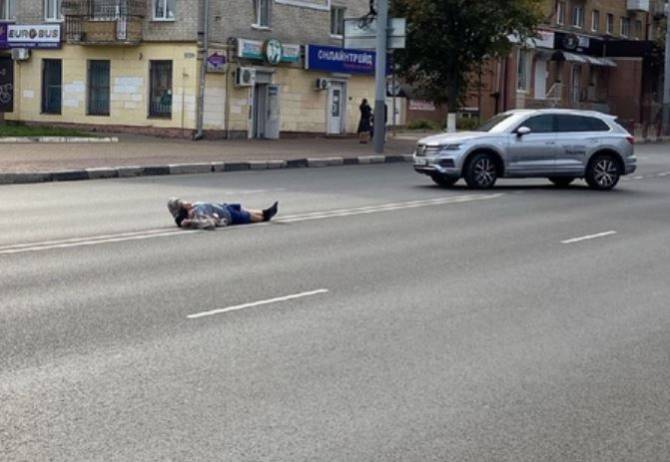 В Брянске сфотографировали лежащего на проспекте Ленина человека