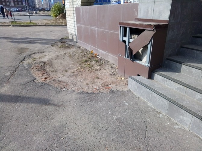 В Брянске вандалы разгромили фасад знаменитой «Пирамиды» на переулке Пилотов