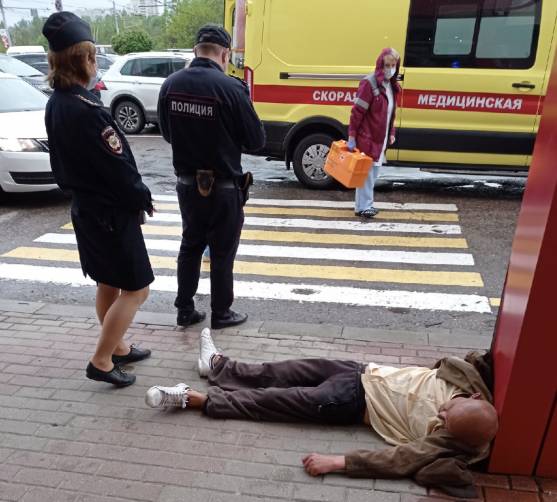 В Брянске мужчина потерял сознание у входа в ЦУМ