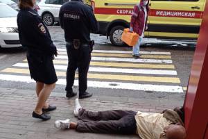 В Брянске мужчина потерял сознание у входа в ЦУМ