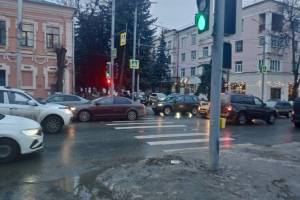 Возле «Сити холла» в Брянске снова включили светофор