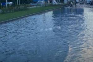 В Брянске затопило дорогу рядом с новым сквером у Лития