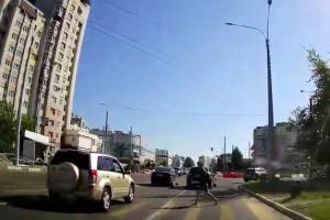 В Брянске лихой автомобилист чудом не сбил пешехода