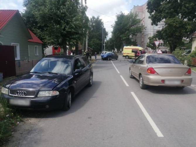 В Брянске пенсионерка на Skoda сломала руку из-за не уступившего дорогу водителя
