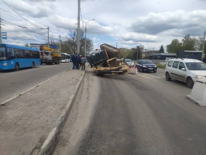 В Брянске на Телецентре перевернулся экскаватор