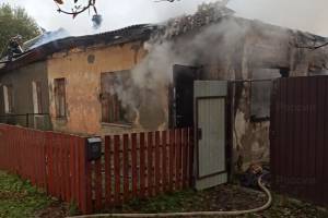 В брянском поселке Ивот сгорела крыша жилого дома