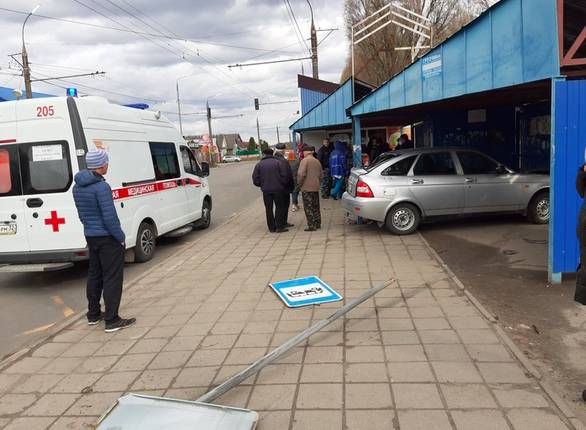 В Брянске автомобиль протаранил остановку в 10-м микрорайоне