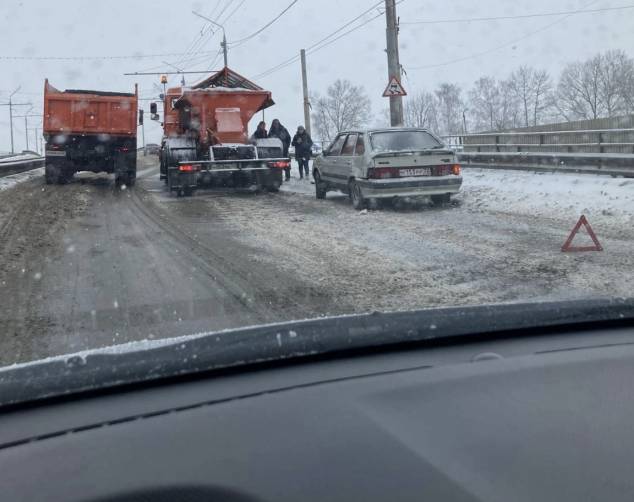 В Брянске на Литейном путепроводе легковушка попала в ДТП