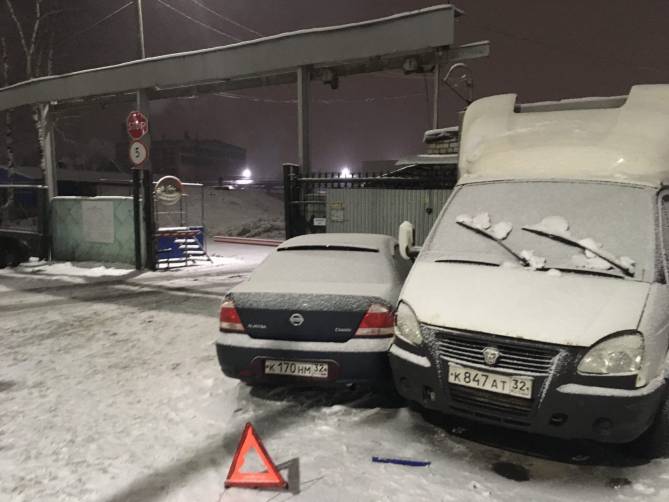 В Брянске неизвестный повредил машины у ворот БМК и скрылся