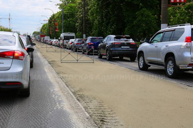 В Брянске на проспекте Московском укладывают выравнивающий слой асфальта