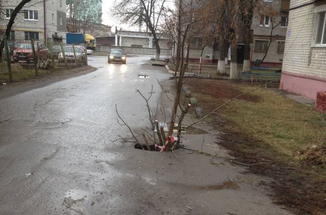 В Брянске образовался провал на переулке Новозыбковском