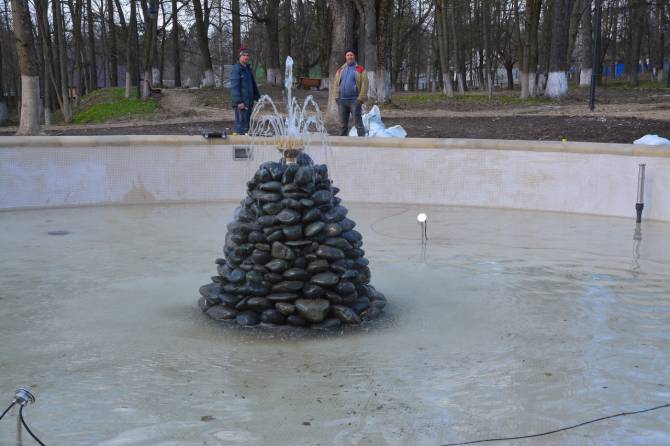 В поселке Локоть подготовили к открытию фонтаны