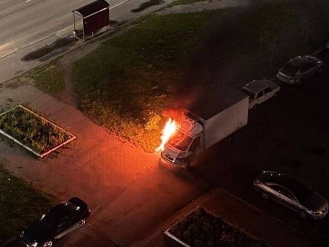 В Брянске ночью сгорел припаркованный автомобиль