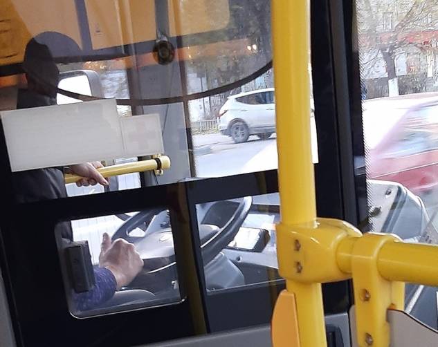 В Брянске водителя автобуса поймали на просмотре кино во время рейса