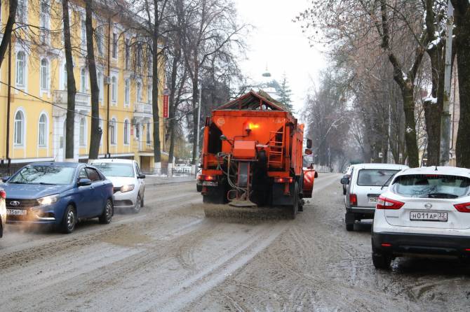 В Брянске дорожники продолжают борьбу с ледяным дождем и гололедом