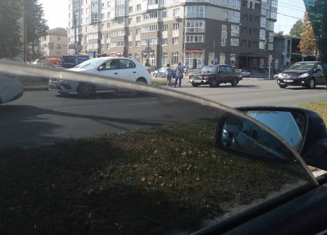 В Брянске на проспекте Московском столкнулись 2 легковушки