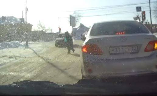 В Брянске женщина выбежала на дорогу под колеса BMW