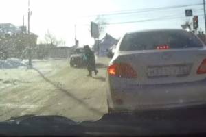 В Брянске женщина выбежала на дорогу под колеса BMW