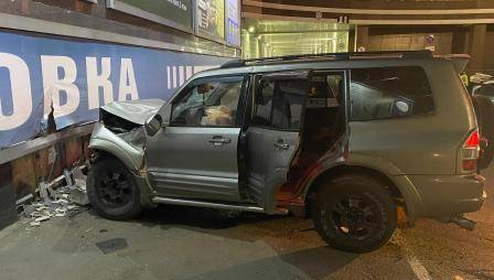 В Брянске на парковке «Аэропарка» учившаяся вождению 24-летняя девушка врезалась в стену