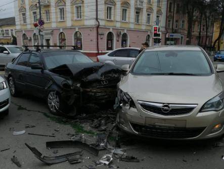 В Брянске в ДТП на проспекте Ленина ранена 19-летняя девушка