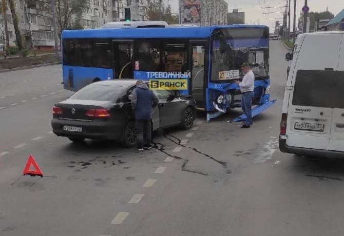 В Брянске на Авиационной легковушка протаранила автобус №27