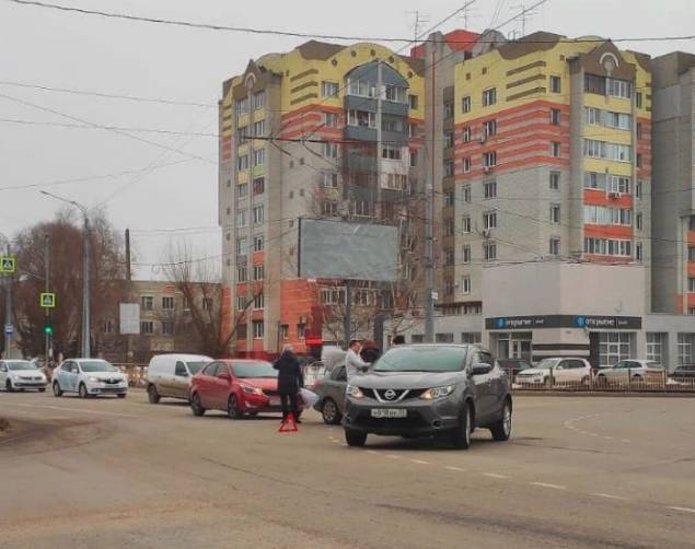 В Брянске на перекрестке улиц Крахмалева и Советской не разъехались иномарки