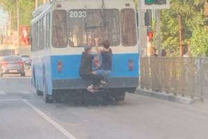 В Брянске сфотографировали на троллейбусе двух подростков-зацеперов