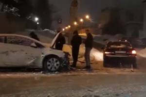 В Брянске на улице Калинина разбились две легковушки