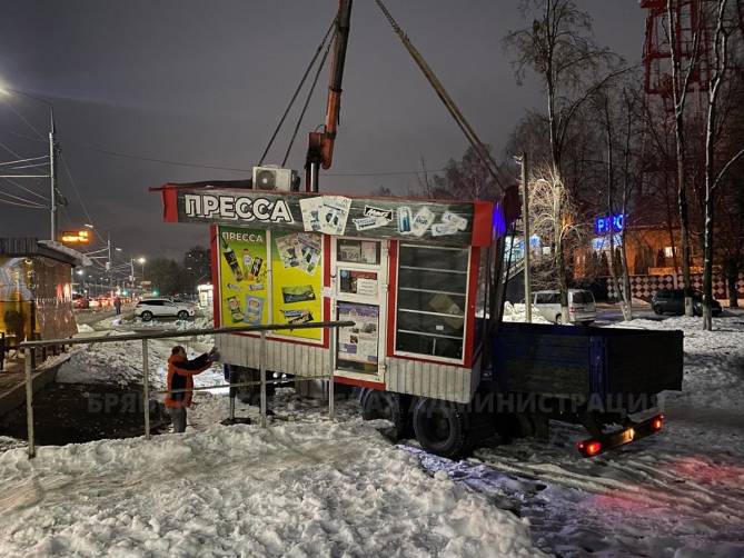 В Брянске снесли киоск, торговавший пивом и сигаретами под вывеской «Пресса»