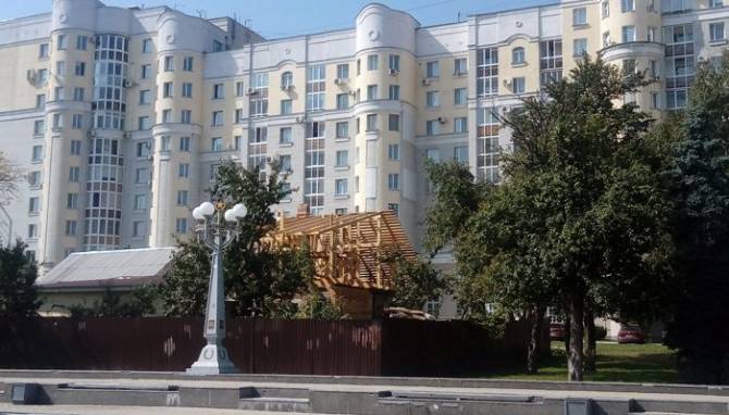 Жильцы элитной многоэтажки требуют снести дом в центре Брянска